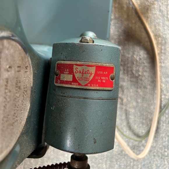 Sewing Machine - Picture 3 of 12